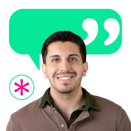 Smiling team member from collaboration Factory AG with a green speech bubble and quote marks, inviting you to join the IT crew.
