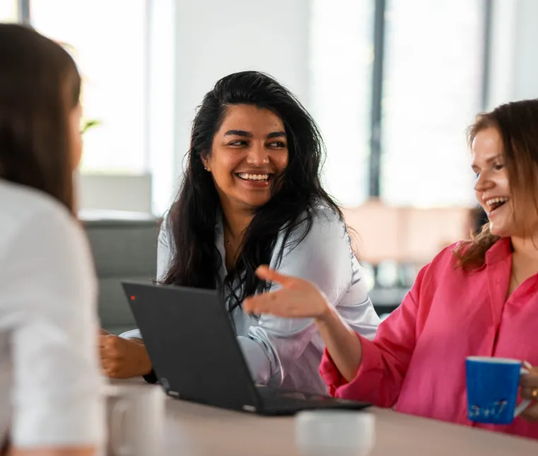 Trainee durchsucht Datenbank