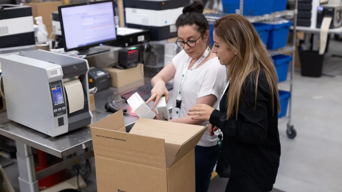 Team meeting at PromoFarma by DocMorris, with a friendly vibe and discussions around a table in the office.