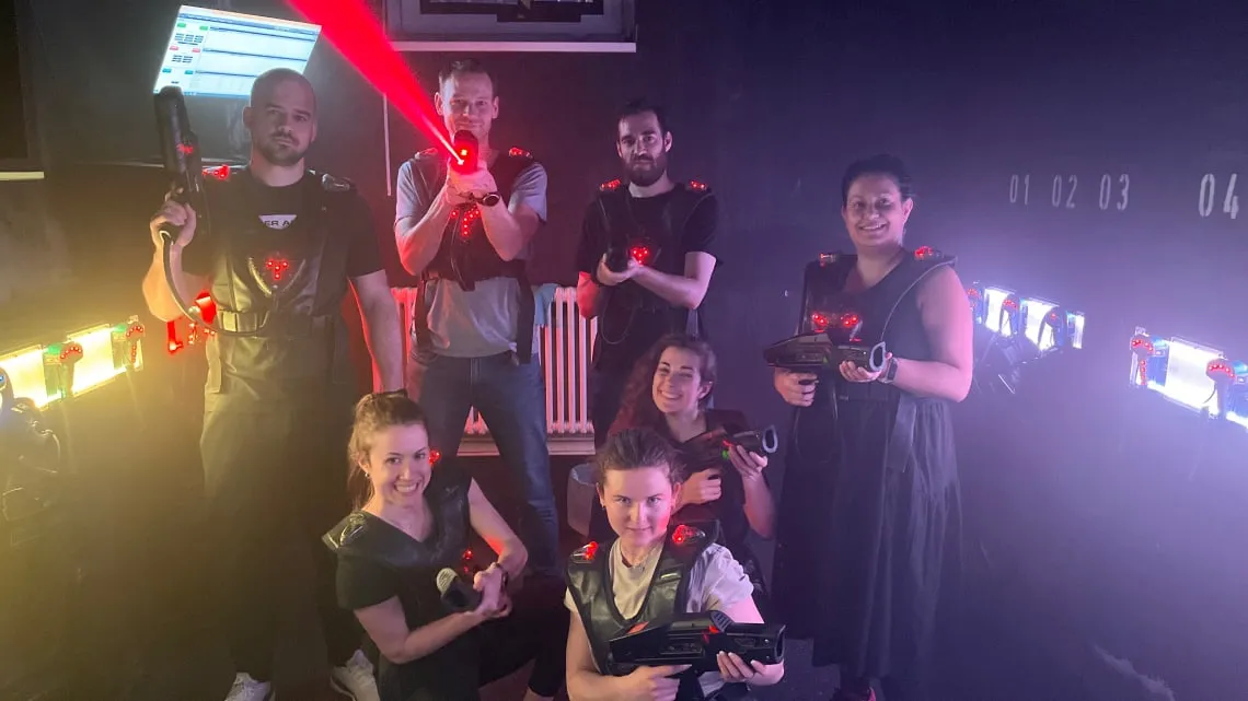 Sechs Kolleg:innen spielen gemeinsam Laser Tag und zeigen Dir den Teamgeist bei der doctari group in der Medienbranche.