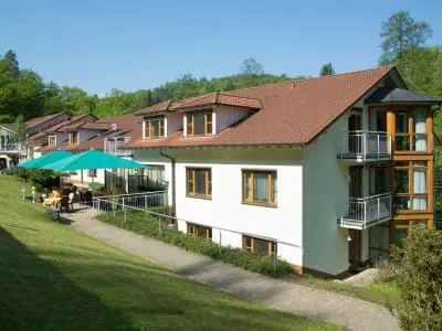 Das modernes Pflegeheim "Glück im Winkel" in Michelbach von Domus Cura GmbH mit einer Sonnenterrasse und grünen Außenanlagen.