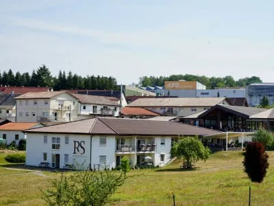 Gebäude des Pflegeheims "Residenz Sonneneck" in Osterburken von Domus Cura GmbH in einer grünen, ländlichen Umgebung.