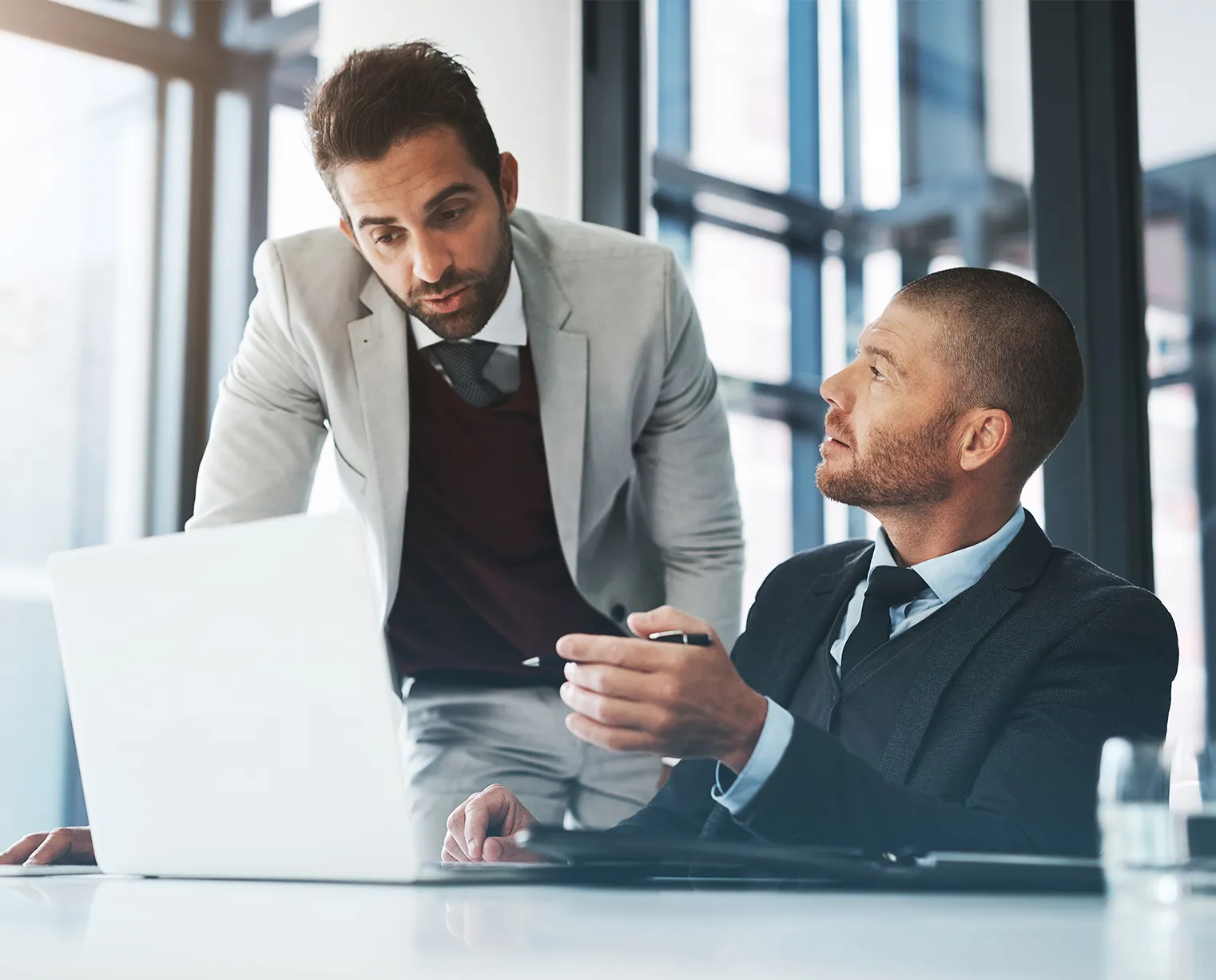 Zwei Verwaltungs-Mitarbeiter des DRK-Blutspendediensts tauschen sich aus.