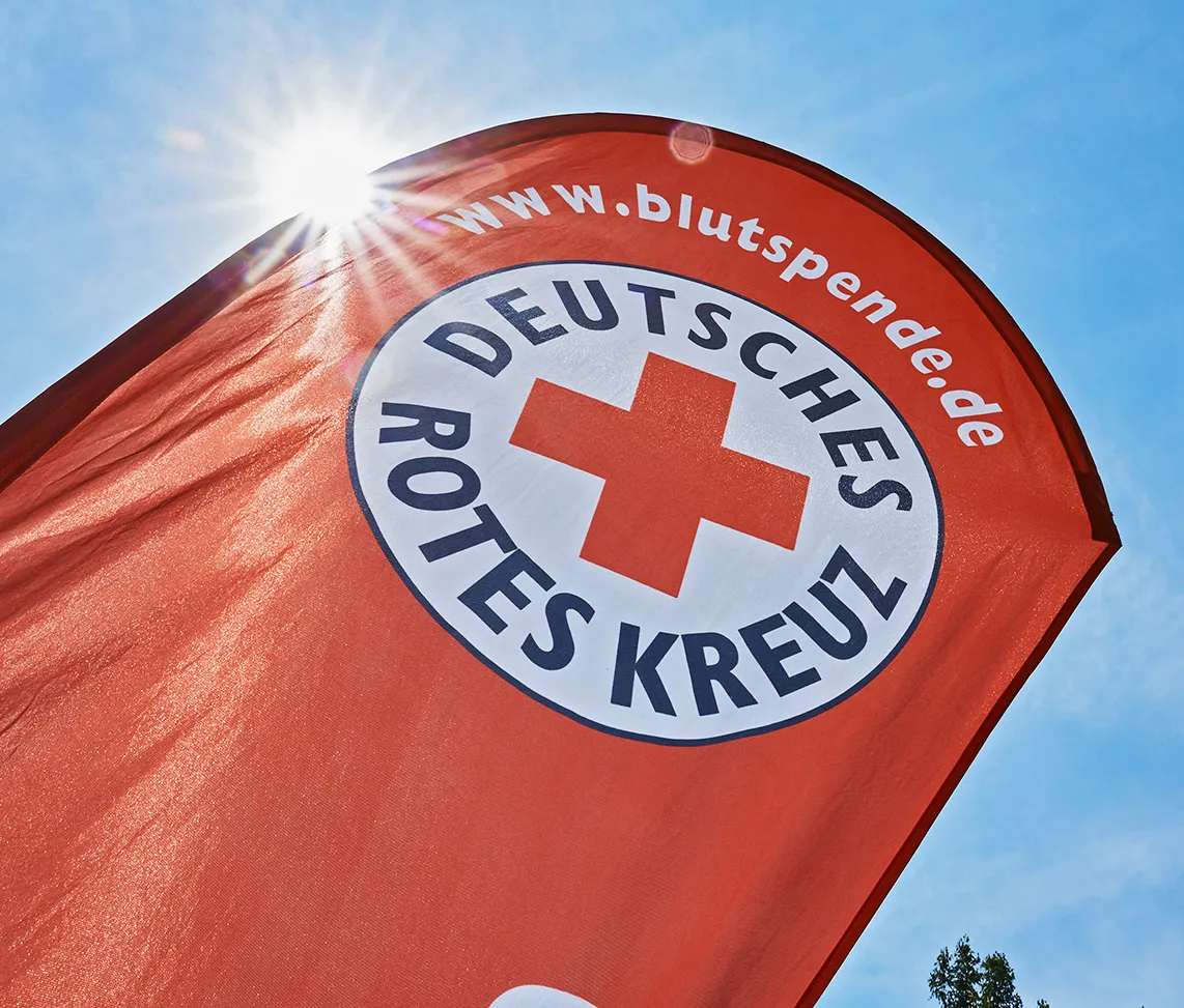 Eine Flagge des DRK-Blutspendediensts zeigt den Ausuibildenden und FSJ-Mitarbeitenden den Weg.