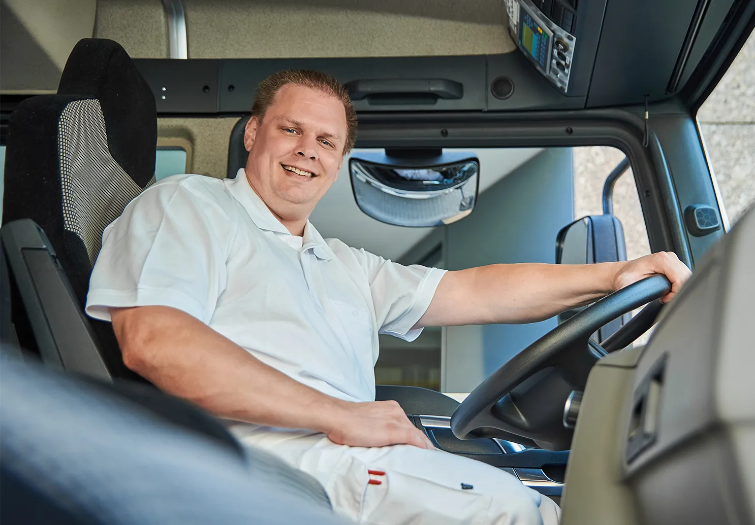 Ein lfröhlicher LKW-Fahrer ist auf dem Weg zu einem Blutspendetermin.