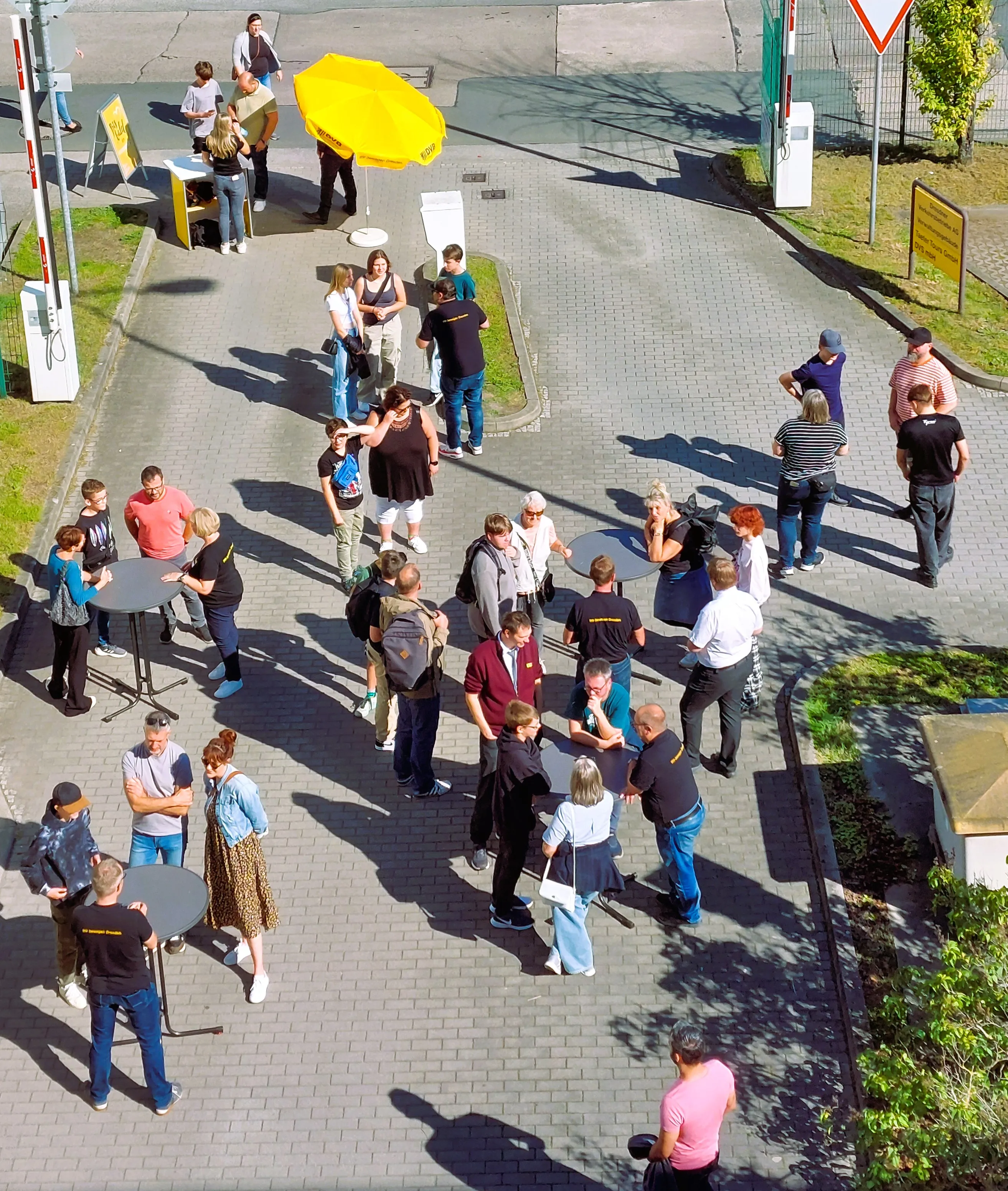 Besucher auf einer Karrieremesse, im Vordergrund ein Plakat mit der Aufschrift "vocatium Fachmesse für Ausbildung+Studium".
