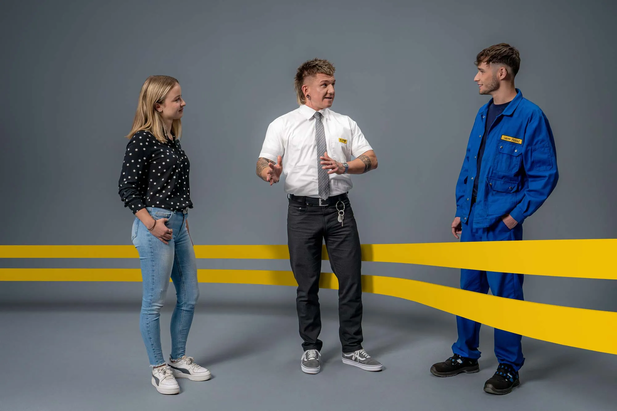 Besucher auf einer Karrieremesse, im Vordergrund ein Plakat mit der Aufschrift "vocatium Fachmesse für Ausbildung+Studium".