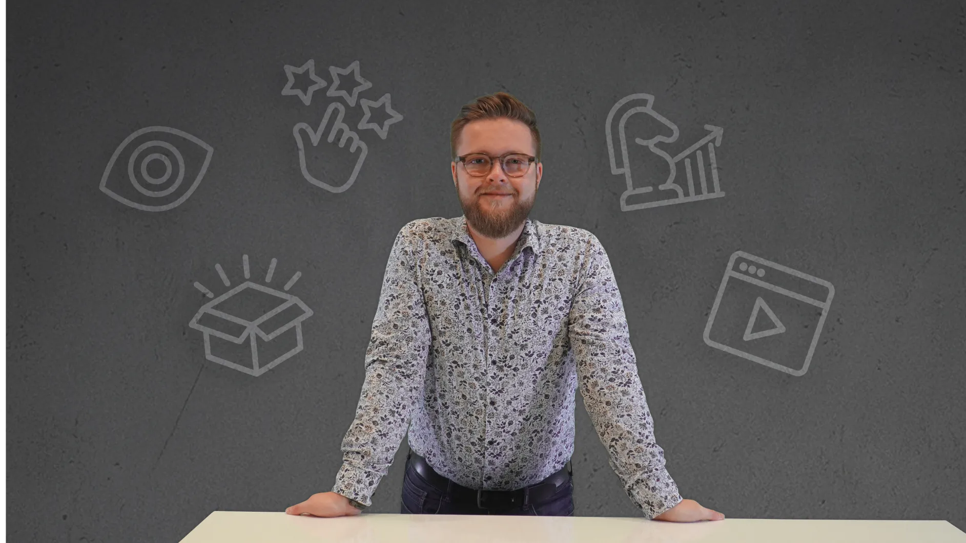 Ein junger Mann mit Brille und Bart lächelt dich an und steht vor Symbolen für Innovation und Karriere bei E/D/E.