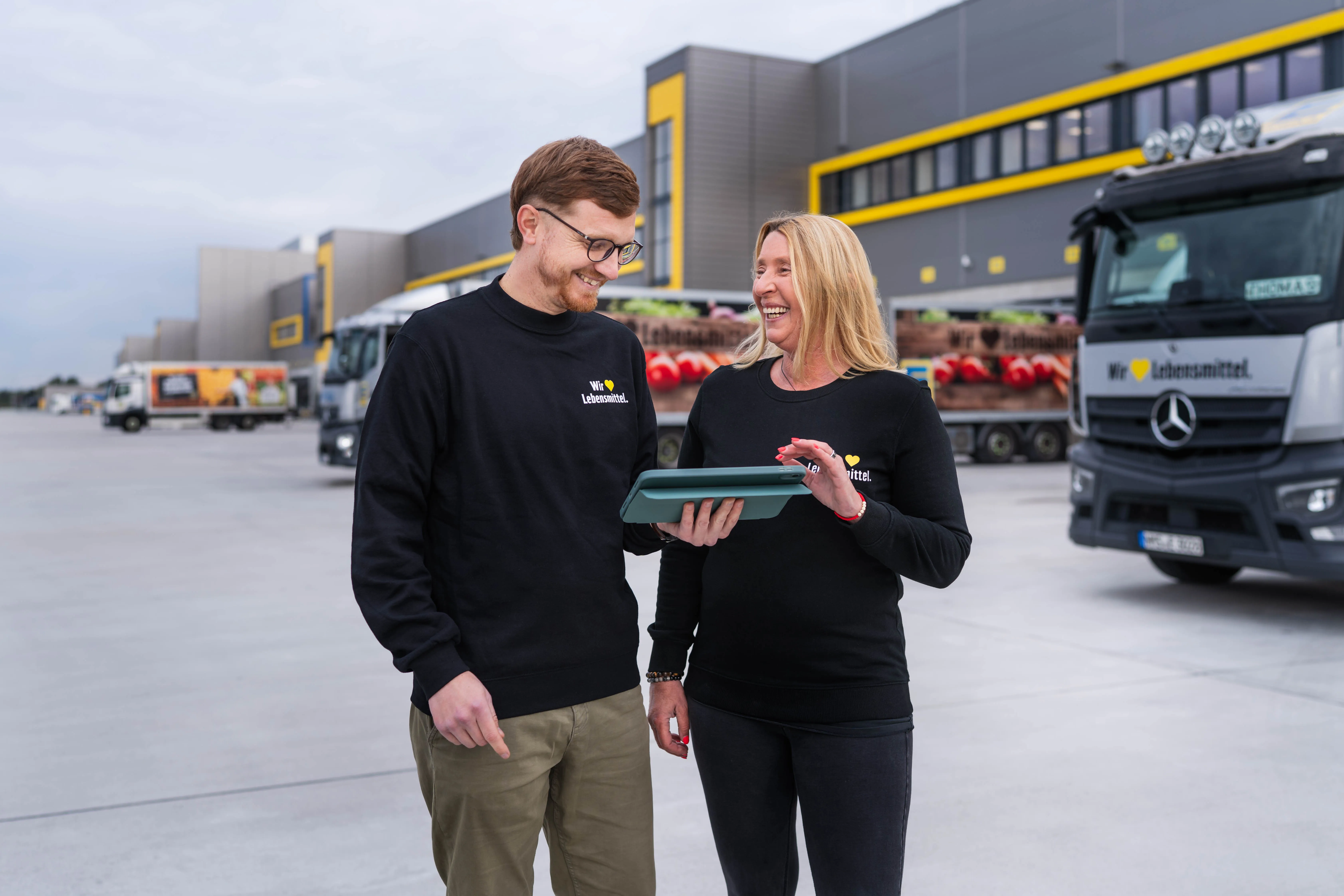 LKWs vor dem EDEKA Regionallager