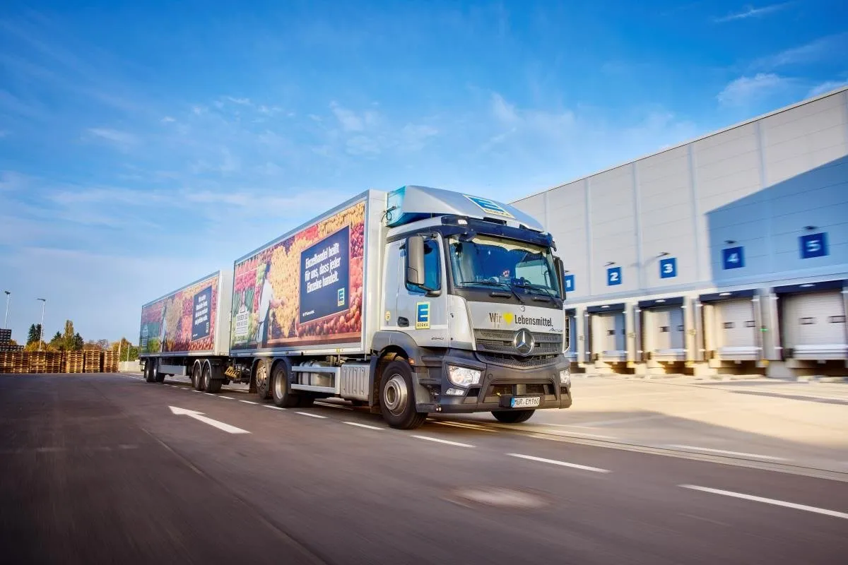 LKW mit Edeka Logo vor Regionallager 