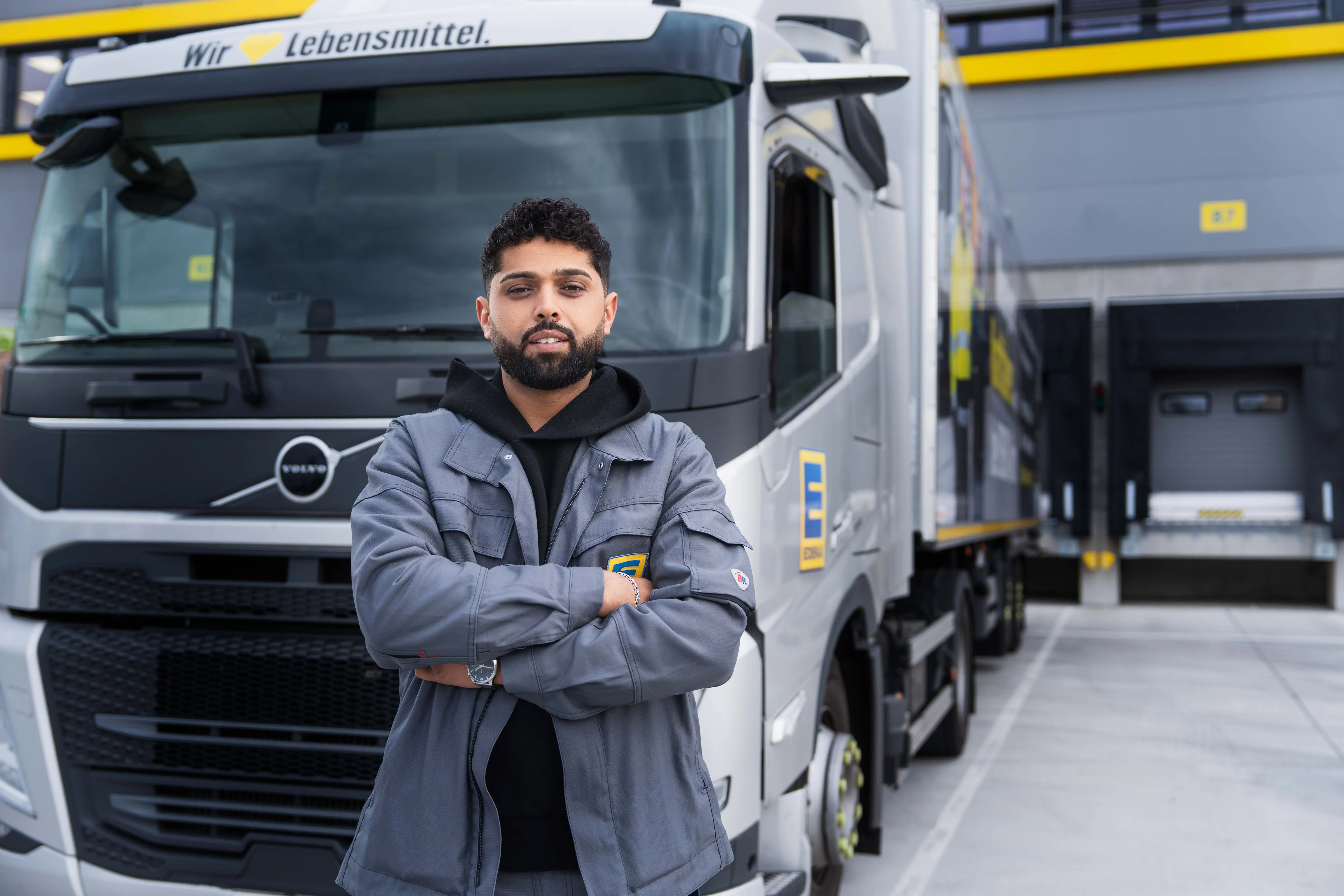 Berufskraftfahrer in LKW lächelt