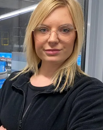 Junge Frau im EDEKA Nordwest Arbeitsumfeld, die Dich freundlich und selbstbewusst anspricht.