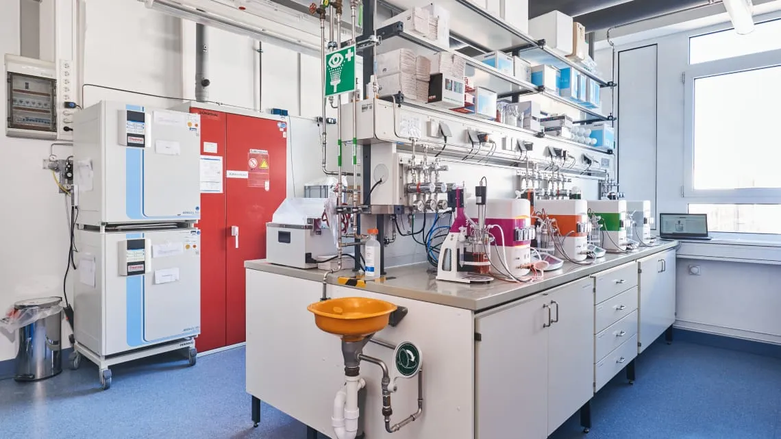 Modernes Labor bei Evonik mit Analysegeräten und Chemikalien, in dem Du innovative Lösungen im Energiebereich entwickelst.