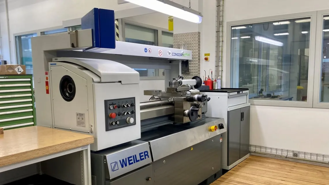 Moderne Drehmaschine in einer Evonik-Werkstatt, bereit für Deine Ausbildung im Bereich Energie und Versorgungswirtschaft.