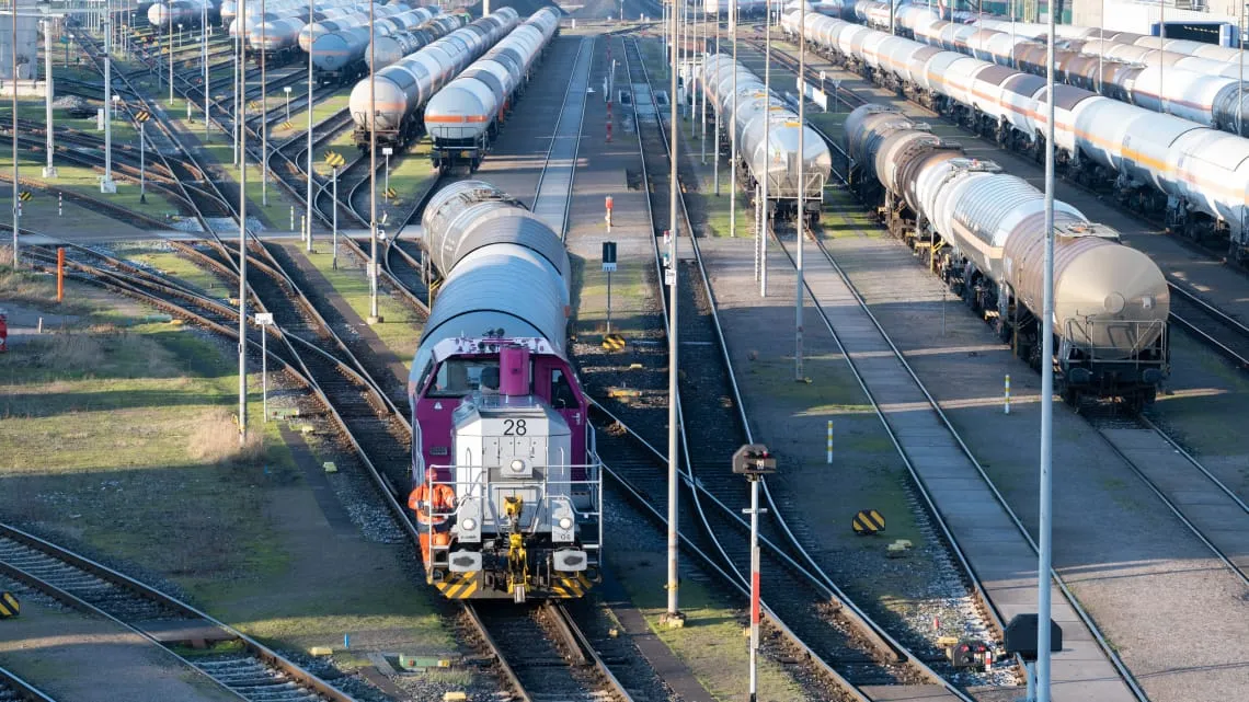 Ein Güterzug mit Kesselwagen fährt durch ein Rangierbahnhof bei Evonik – hier gestaltest Du die Energieversorgung mit.