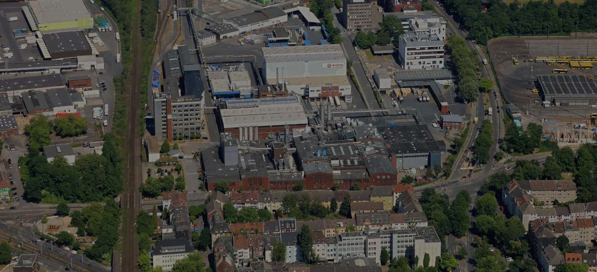 Industriedarstellung des Evonik-Geländes, umgeben von Grünflächen und städtischer Infrastruktur.