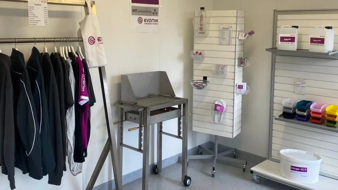 Ein Ausstellungsraum bei Evonik mit Arbeitskleidung, Grill, Firmensouvenirs und Produkten aus der Energie- und Chemiebranche.