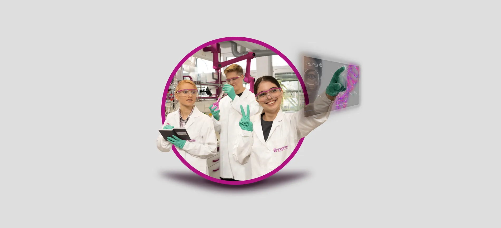 Drei junge Menschen im Evonik-Labor arbeiten mit moderner Technik und zeigen Teamgeist und Freude an Innovation.