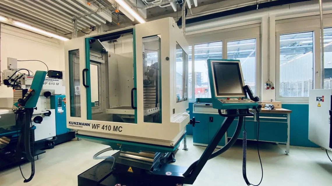Moderne CNC-Fräsmaschine in einem hellen Arbeitsraum bei Evonik, bereit für Deine Karriere im Bereich Energie und Utilities.