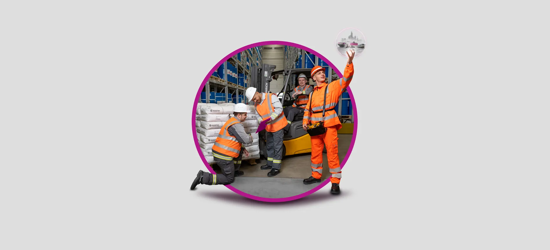 Vier Personen im Evonik-Lager, in Schutzkleidung, arbeiten gemeinsam an einem Gabelstapler und prüfen Unterlagen.