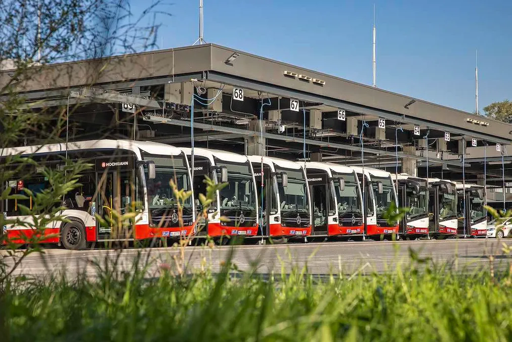 Linienbus an der Haltestelle