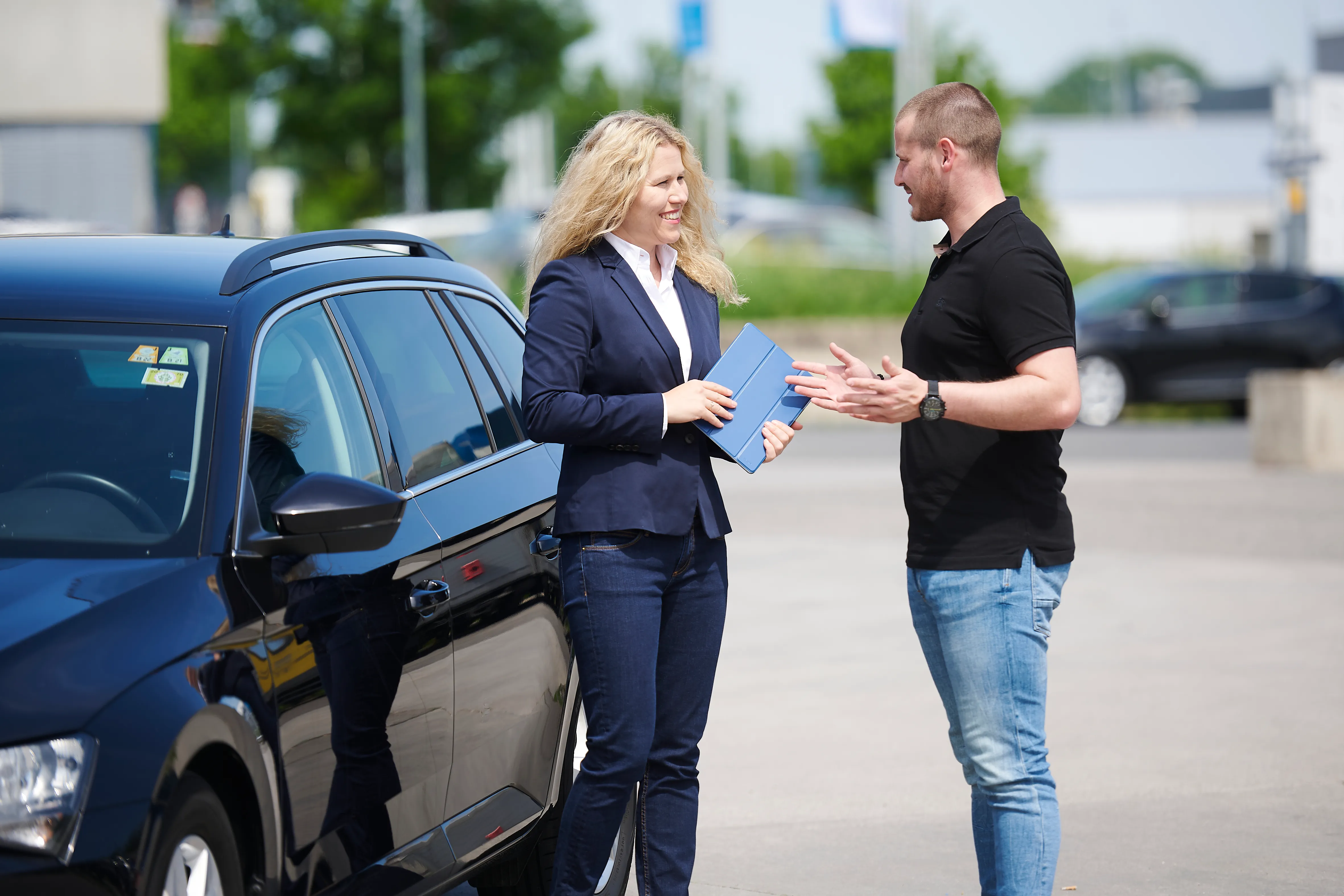 Mitarbeiter in einem Frauenthal Handel Gruppe Geschäft präsentieren ein Produkt und sind umgeben von Regalen mit Installationsbedarf.
