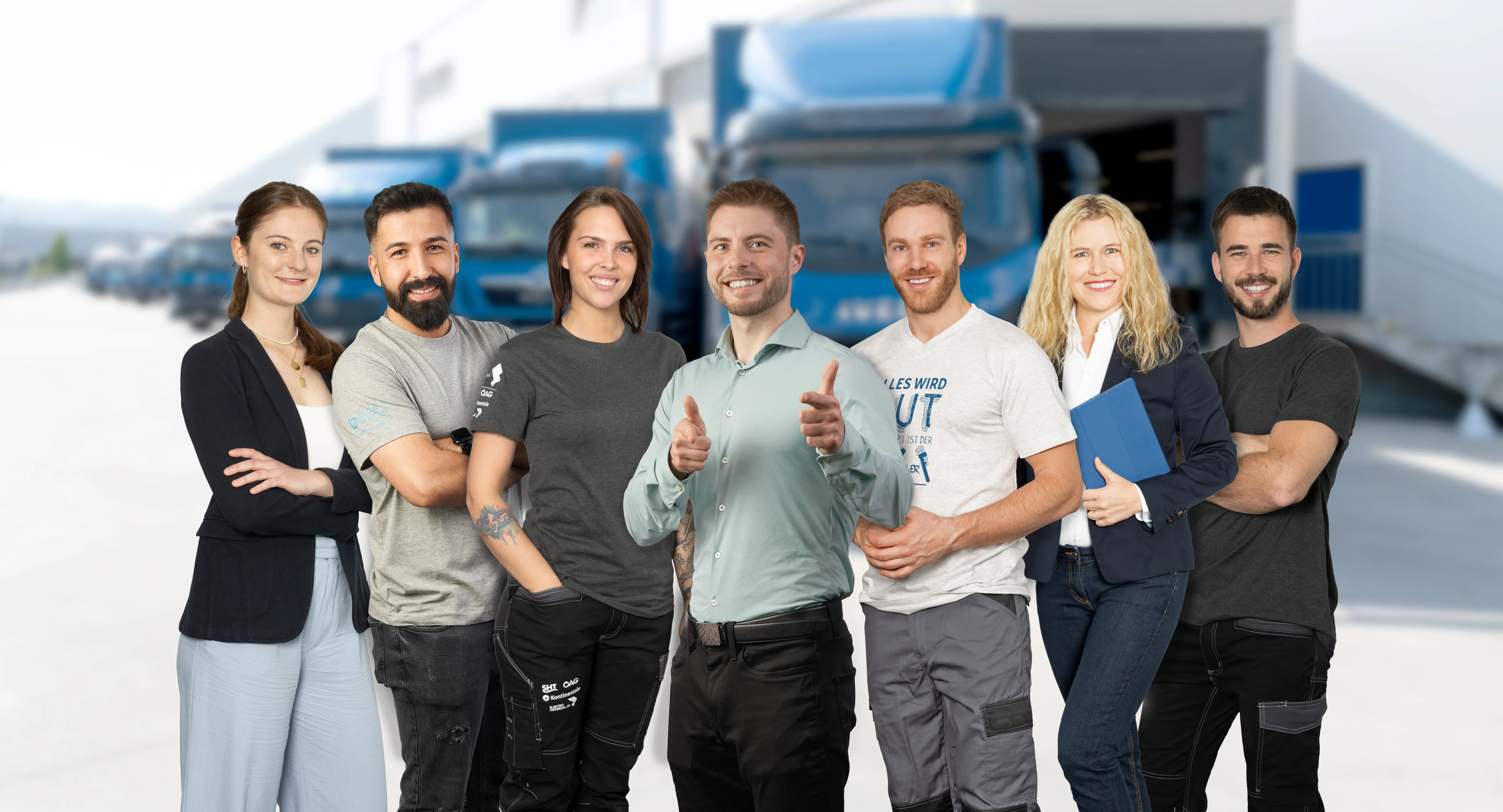 Ein KI generiertes Bild von einem Team aus sieben Personen, die vor LKWs stehen und sich anlächelna. lacht gemeinsam