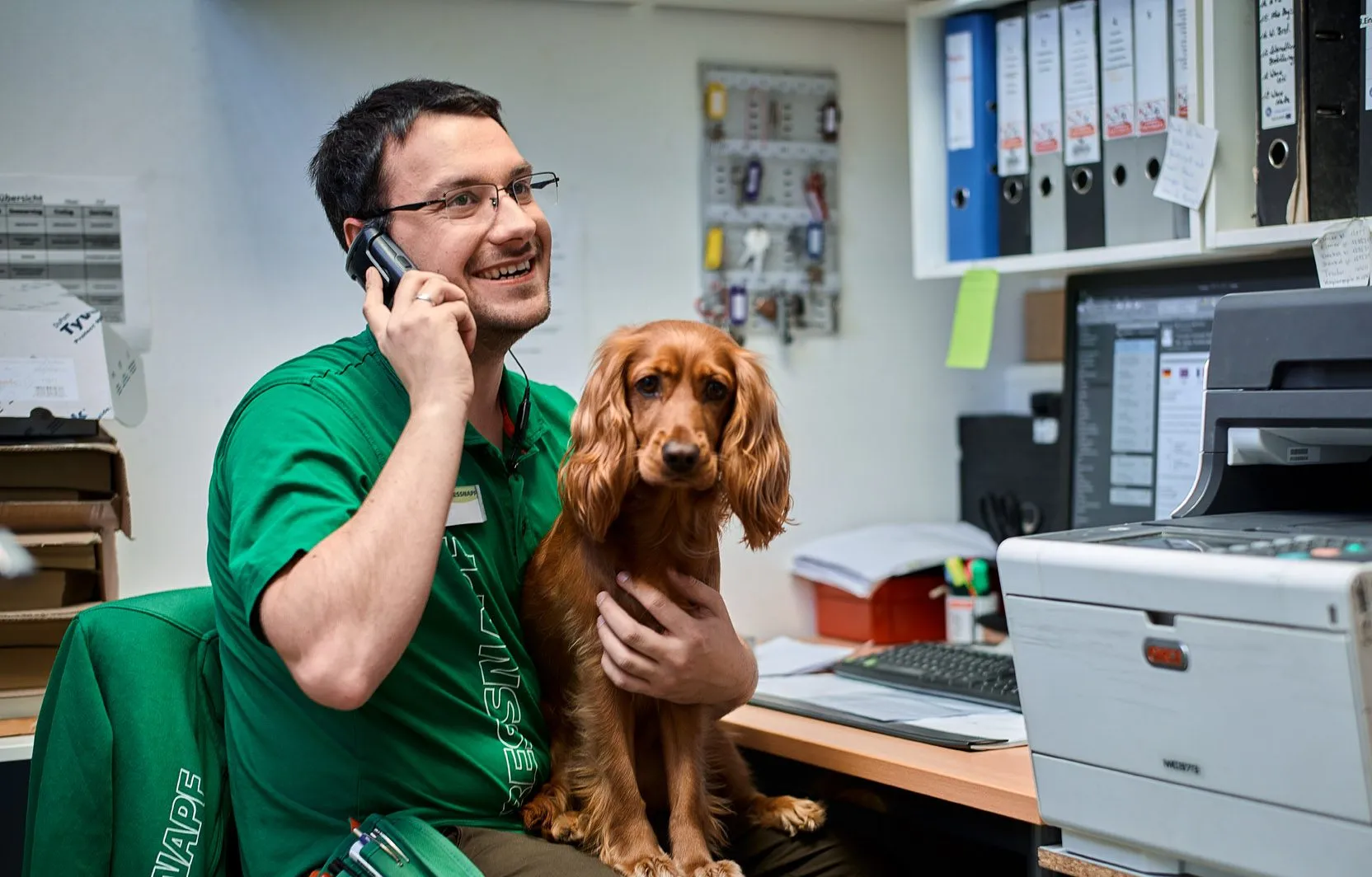Haustechniker telefoniert im Büro