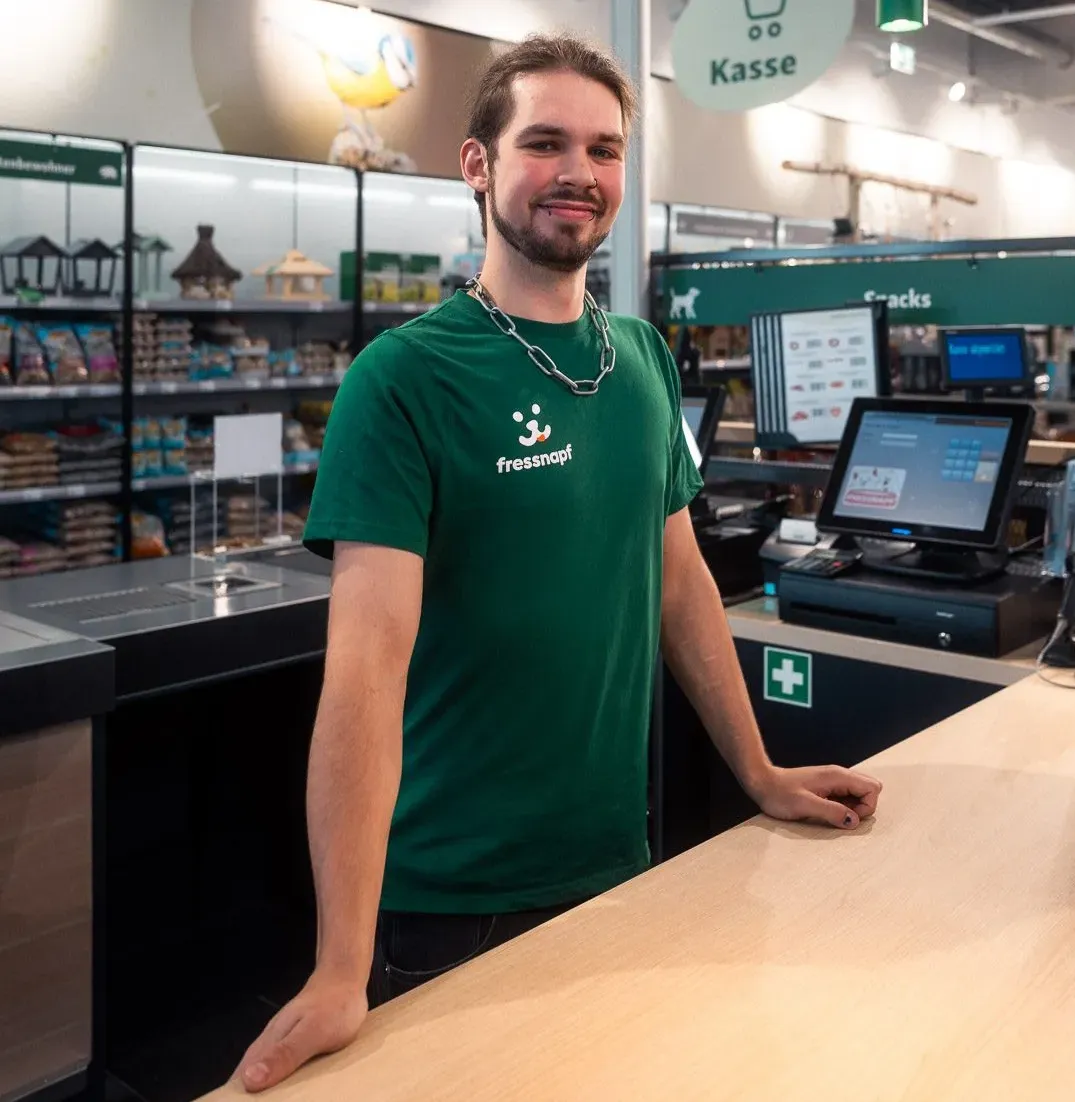 Zwei Mitarbeiterinnen von Fressnapf arbeiten im Büro am Computer und Drucker, umgeben von Ordnern.