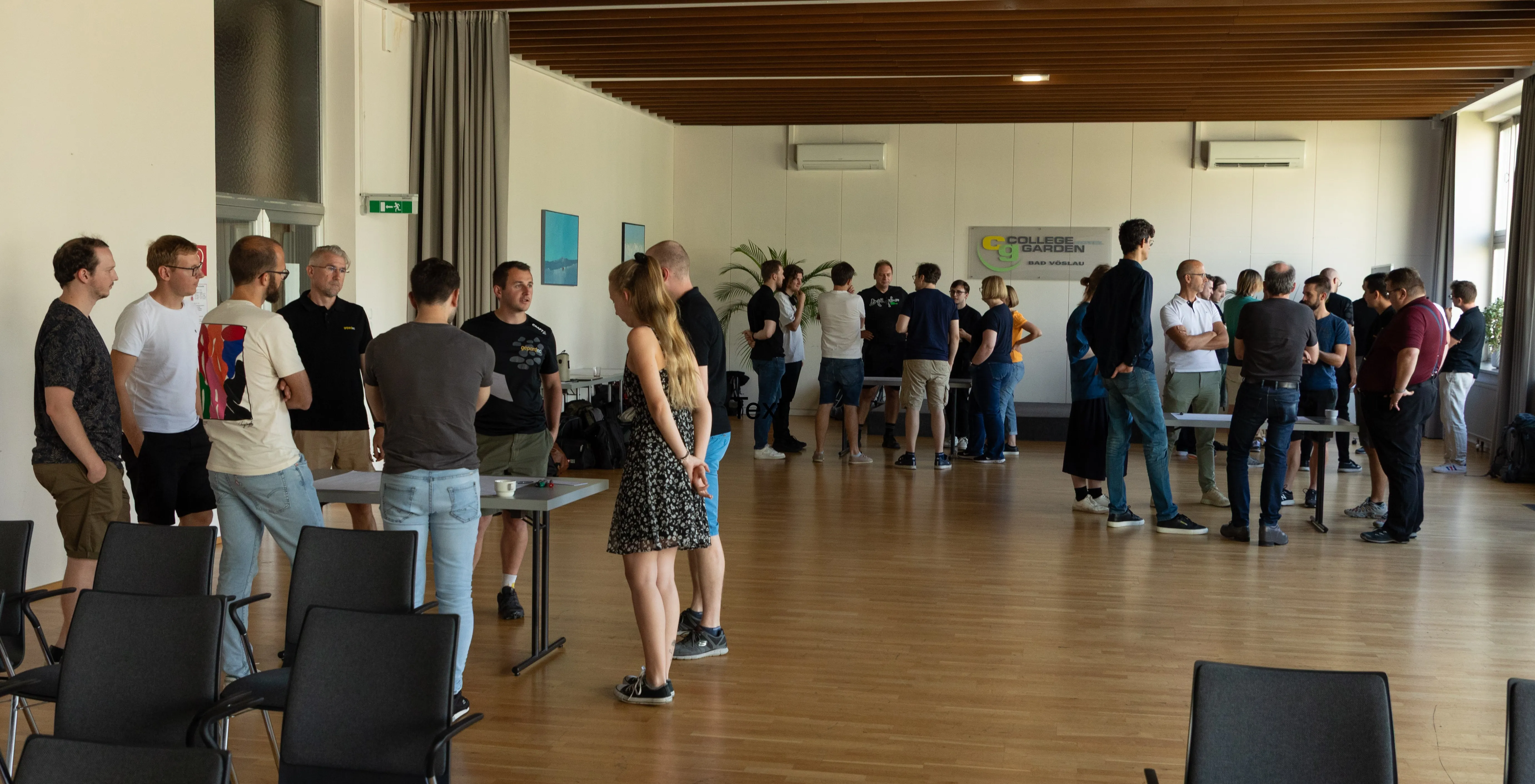 Mitarbeiter von Gepardec IT Services GmbH diskutieren in einem modernen Konferenzraum in entspannter Atmosphäre.