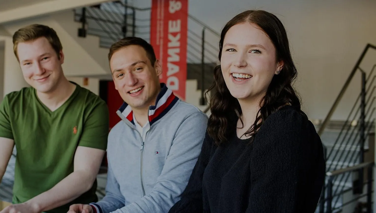 Zwei Studenten lachen in die Kamera