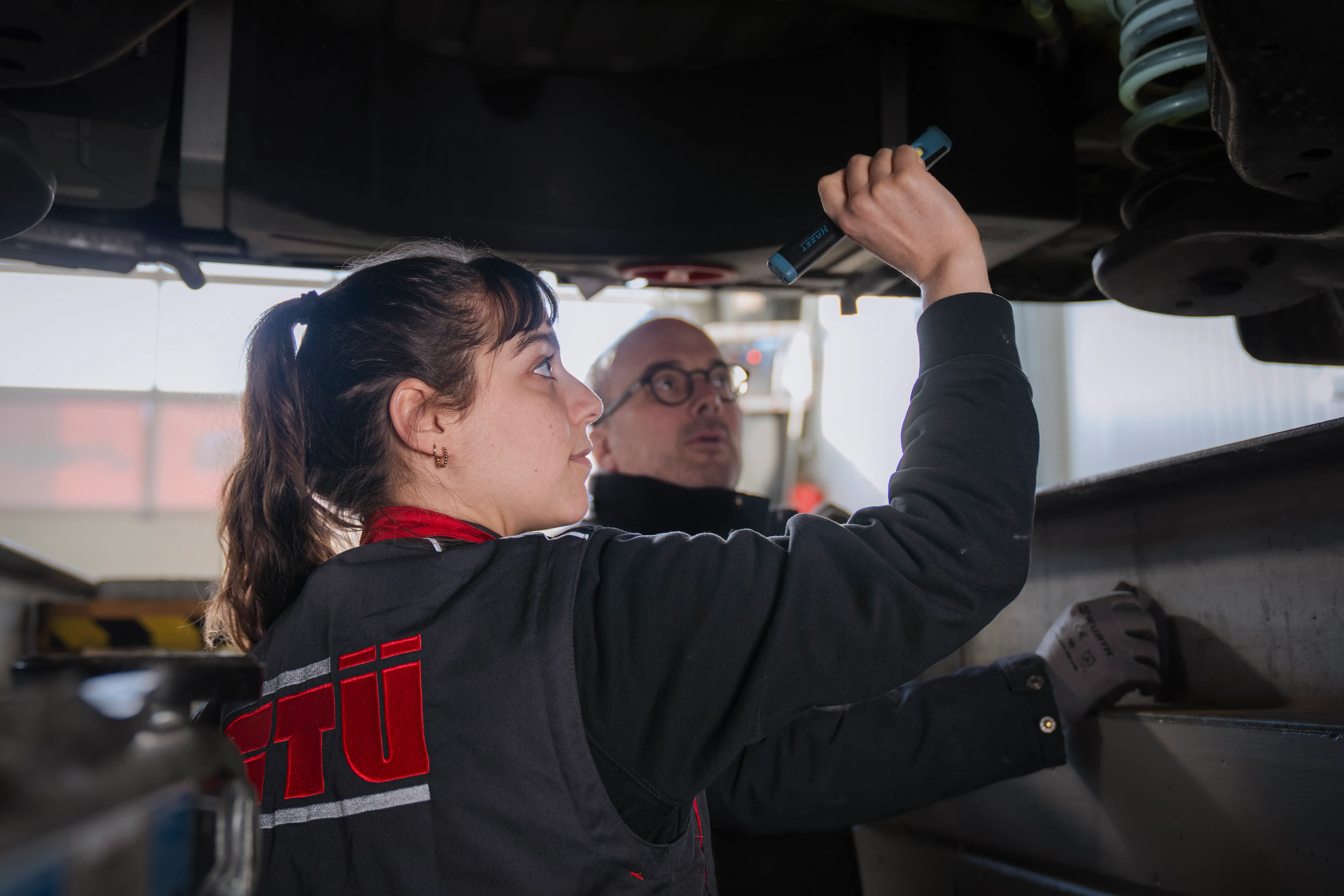 Mann erklärt in der Werkstatt
