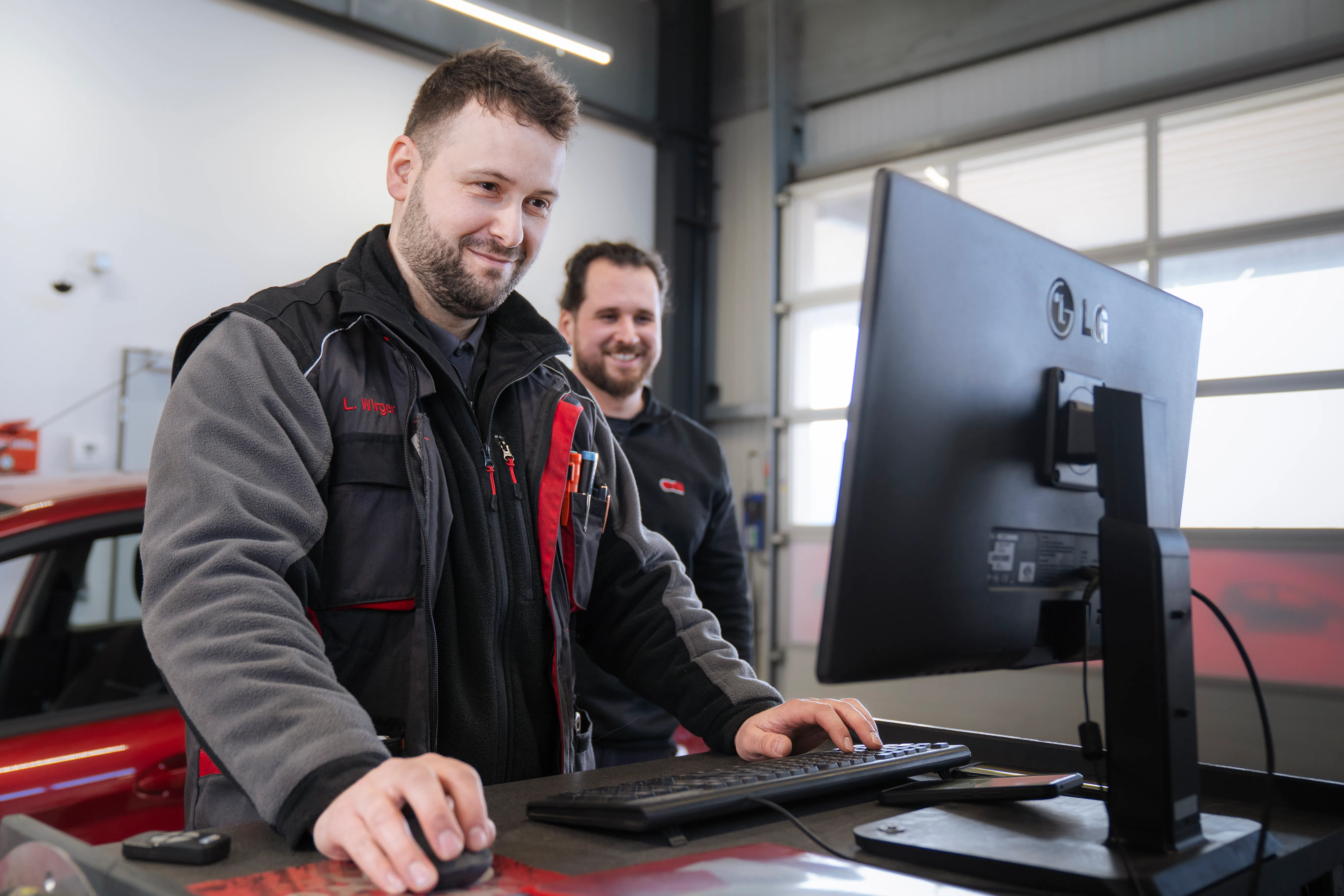 Mann erklärt in der Werkstatt