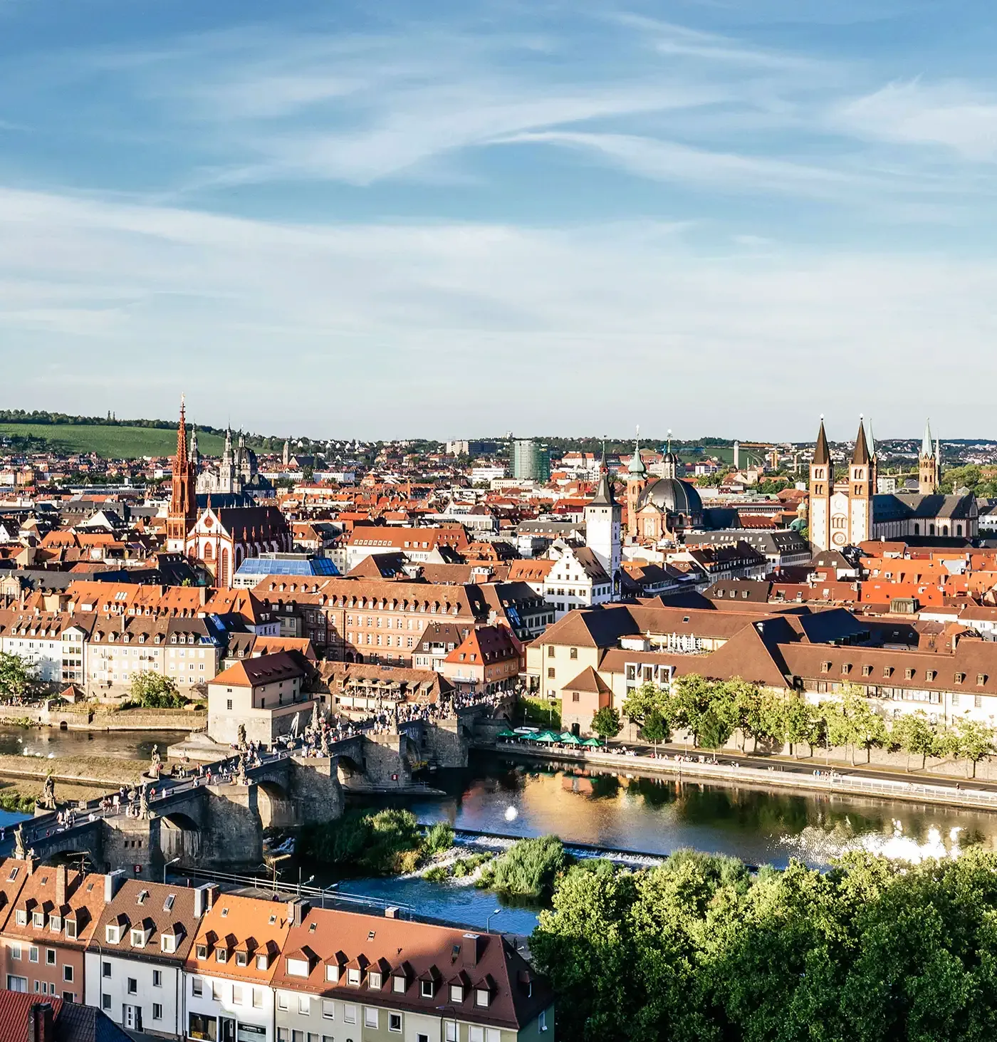 Ein Panorama von Würzburg mit der markanten Kuppel und den Türmen des Doms, ideal für die Medien- und Unterhaltungsbranche.