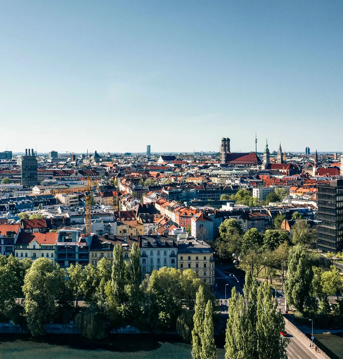 Panorama von München mit Alpen im Hintergrund, ideal für eine Karriere in der Medien- und Unterhaltungsbranche bei Haufe-Group.