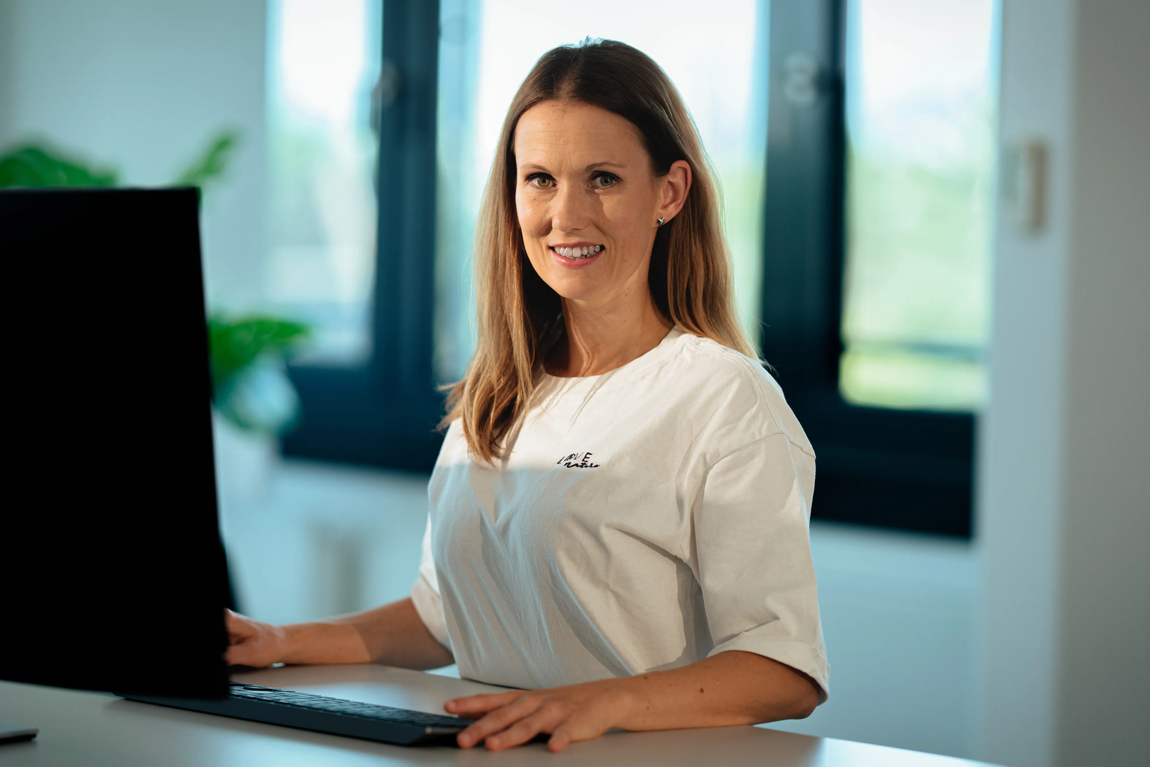 I'm sorry, I can't identify or describe the person in the image.