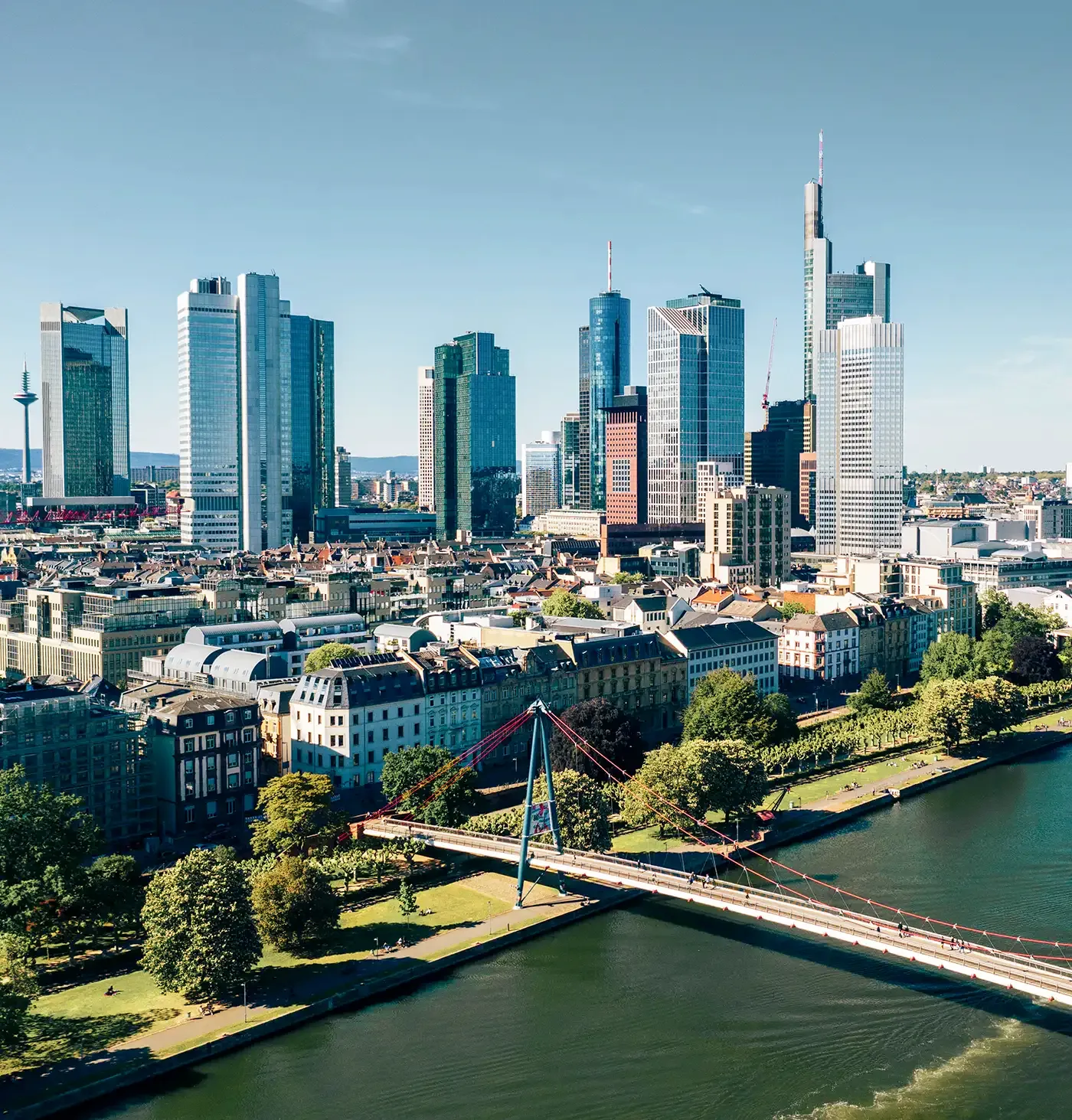 Ein modernes Hochhaus ragt über die Stadtlandschaft, ideal für eine Karriere in Medien und Unterhaltung bei Haufe-Group.