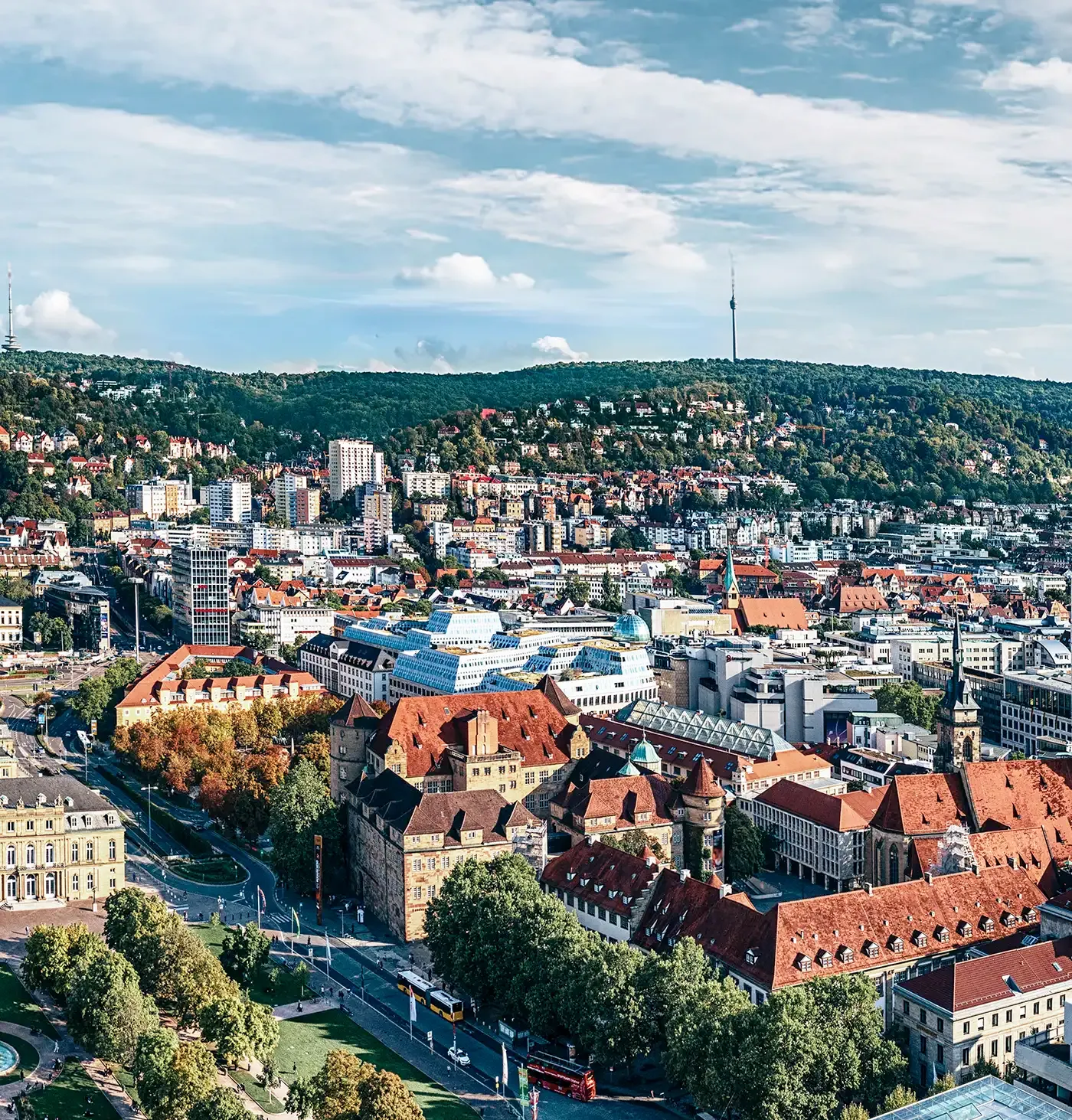 Stuttgarter Fernsehturm mit Blick über die herbstliche Stadtlandschaft, ideal für eine Karriere in Medien und Unterhaltung.