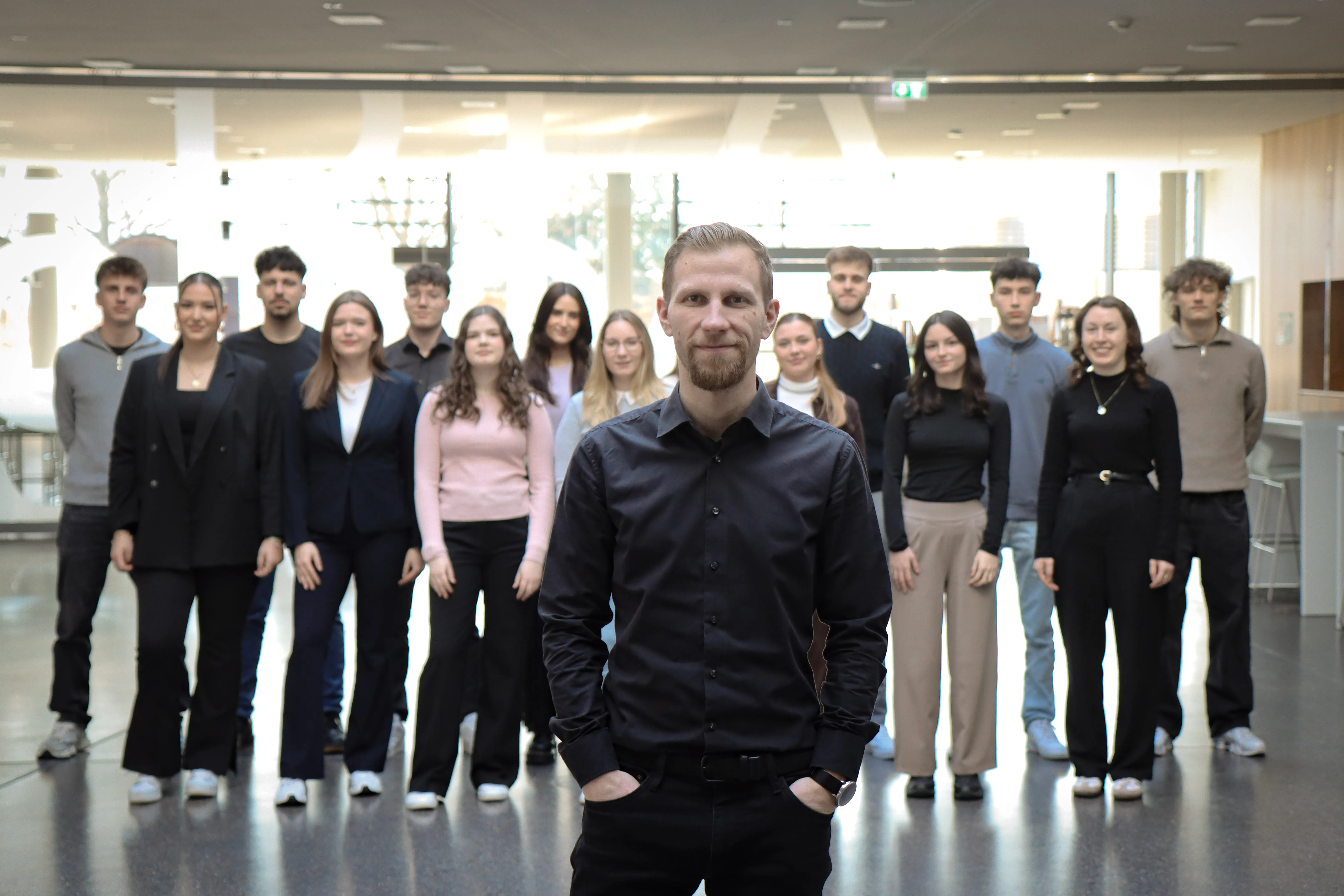 Industriegebäude von HELU KABEL GmbH mit grauer Fassade und roten Fenstern, ideal für Deine Karriere im Bereich Fertigung.