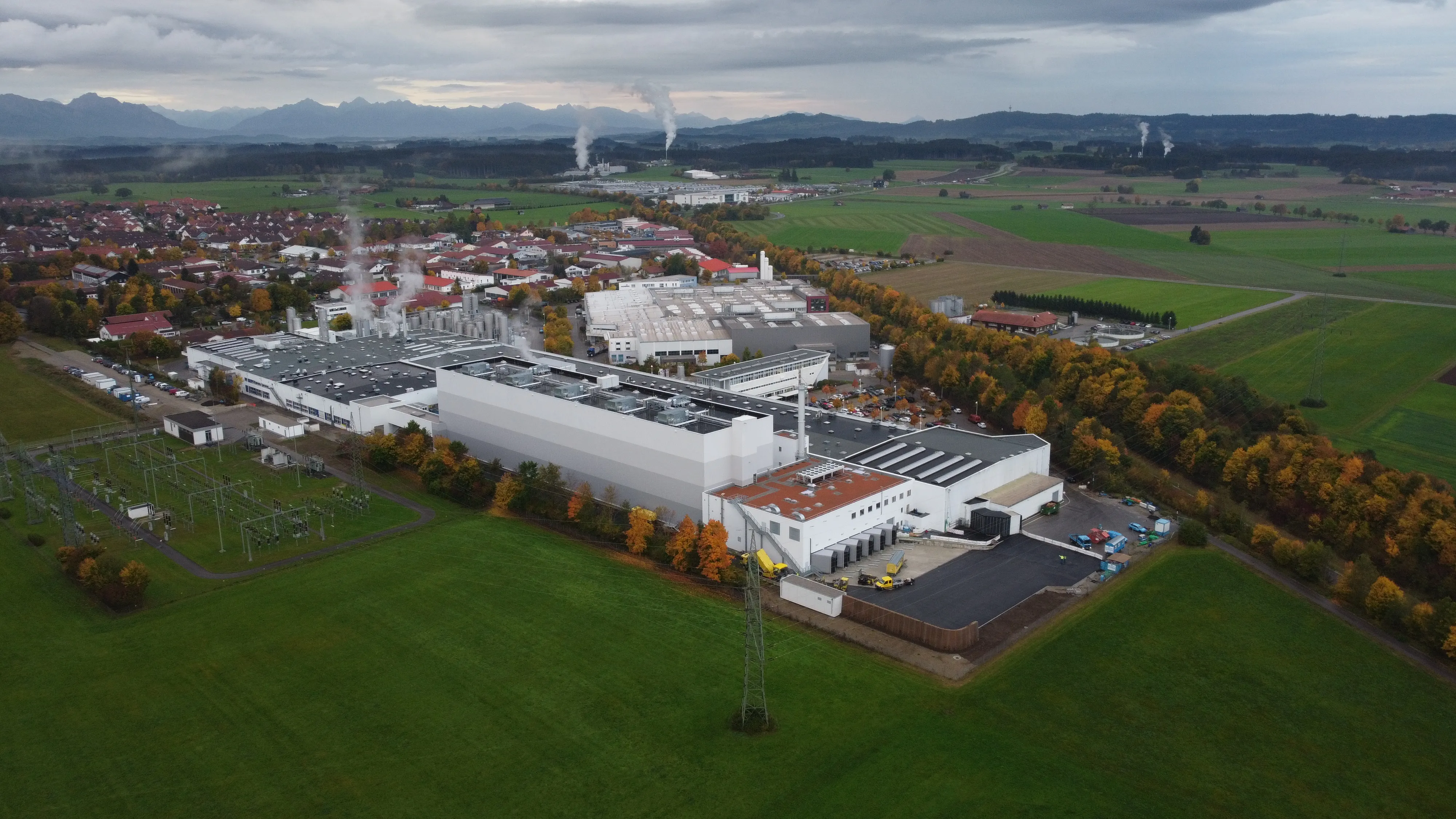 Luftaufnahme des Hochland-Werks mit modernen Produktionshallen im Grünen – Dein möglicher Arbeitsplatz in der Lebensmittelbranche.