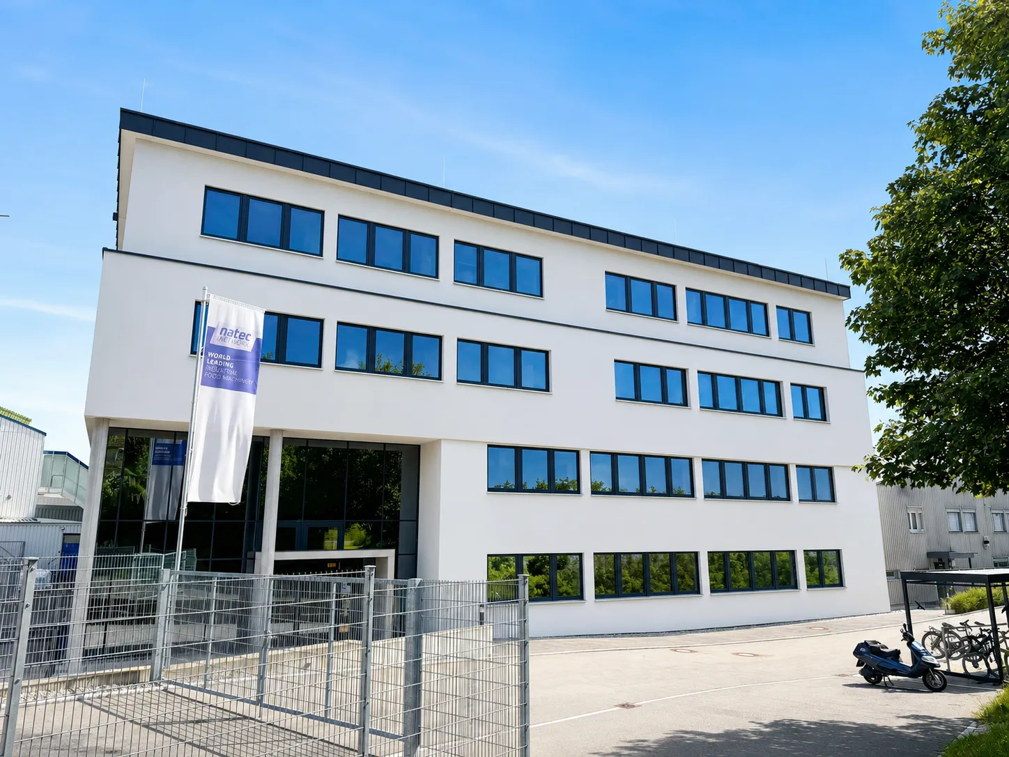 Modernes Bürogebäude von Hochland, hier kannst du deine Karriere in der Lebensmittelbranche starten.