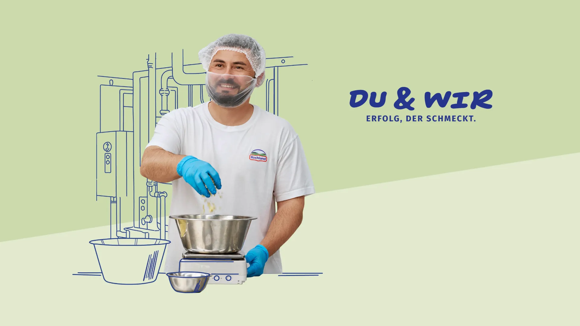 Ein Mitarbeiter bei Hochland bereitet Zutaten in einer Produktionsküche vor und lächelt dabei freundlich.