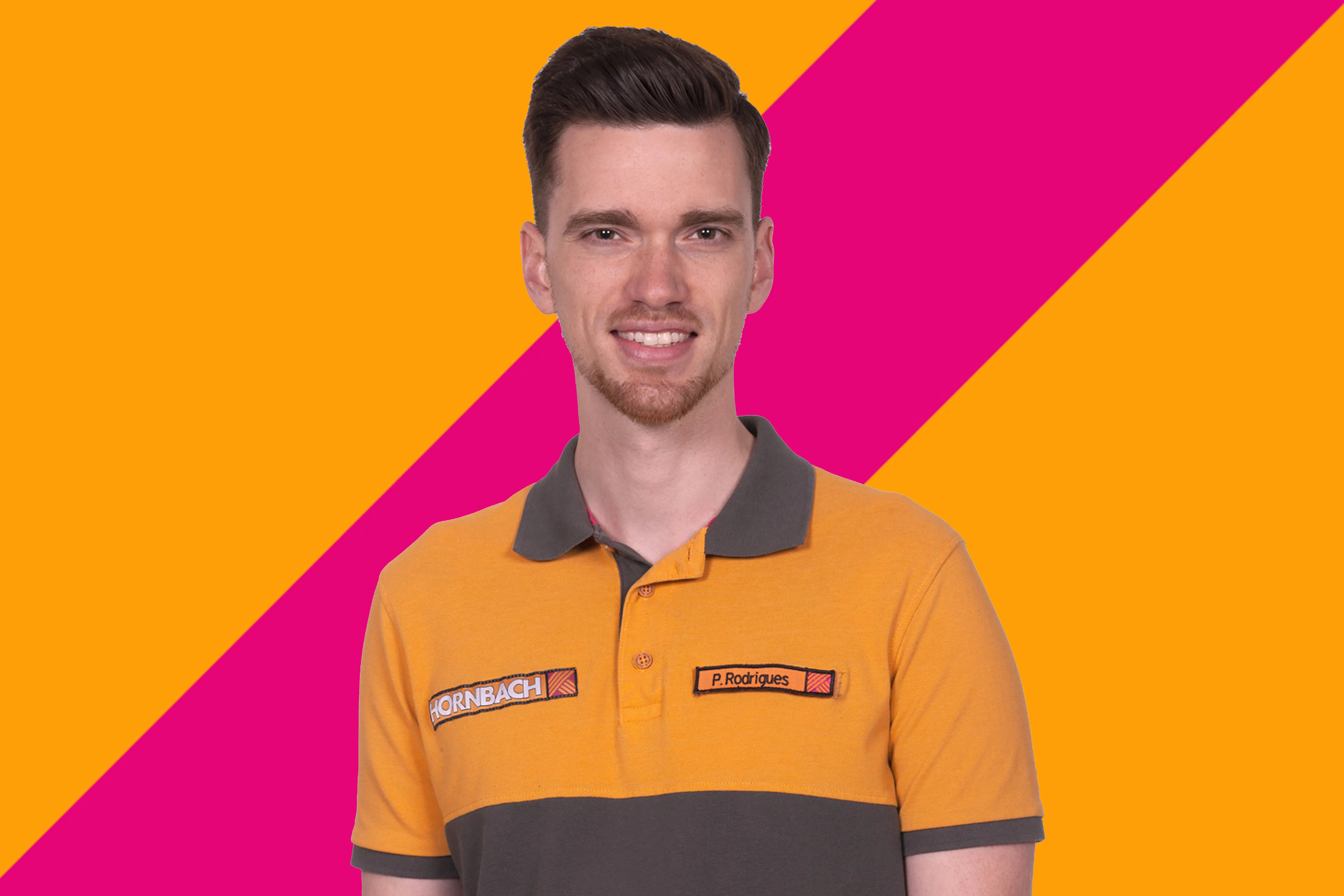 Le collaborateur Pedro Rodrigues de HORNBACH, en uniforme orange et gris, sourit à la caméra devant un arrière-plan coloré.