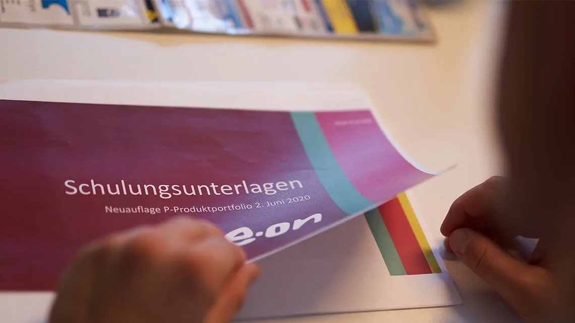 Du blätterst durch Schulungsunterlagen für ein Produktportfolio, ideal für Deinen Einstieg bei impeak GmbH.