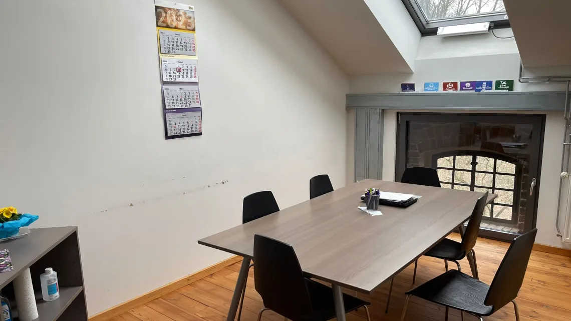 Heller Besprechungsraum bei impeak GmbH mit modernem Tisch, sechs Stühlen und freundlicher Atmosphäre für Deine Karriere.