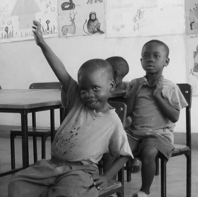 Schwarz-weiß Bild von Kindern in Afrika
