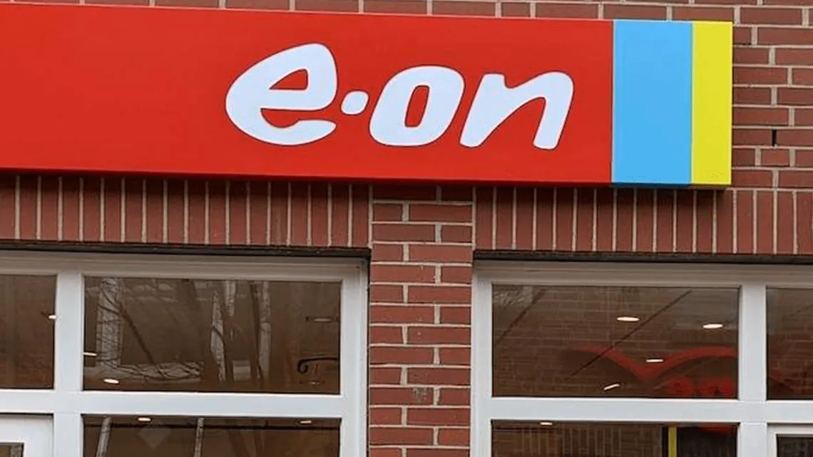 Eingangsbereich mit e.on-Logo an einer roten Fassade, Symbol für Kundenberatung im Energiebereich.