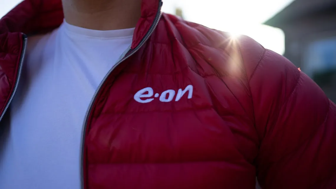 Nahaufnahme einer Person mit roter e.on-Jacke, bereit für Deinen Einstieg ins Consulting bei impeak GmbH.