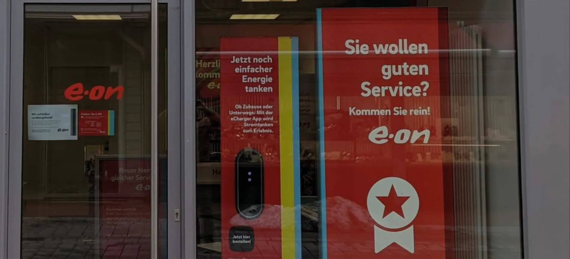 Schaufenster eines E.ON-Standorts mit Werbeplakaten für Energie- und Serviceangebote, einladend für neue Mitarbeitende.