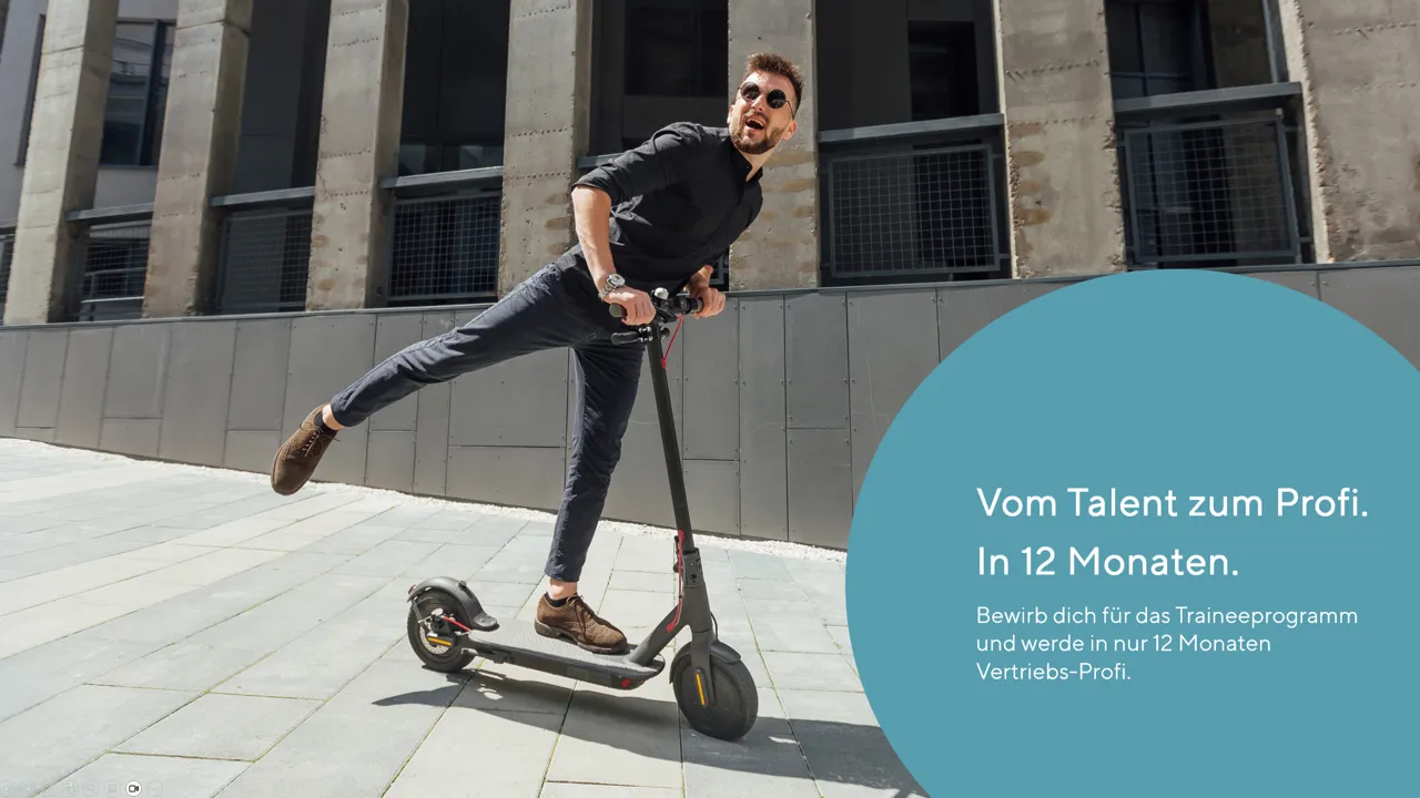 Junger Mann mit Rucksack fährt mit E-Scooter zur Arbeit. Karriere Interhyp Gruppe